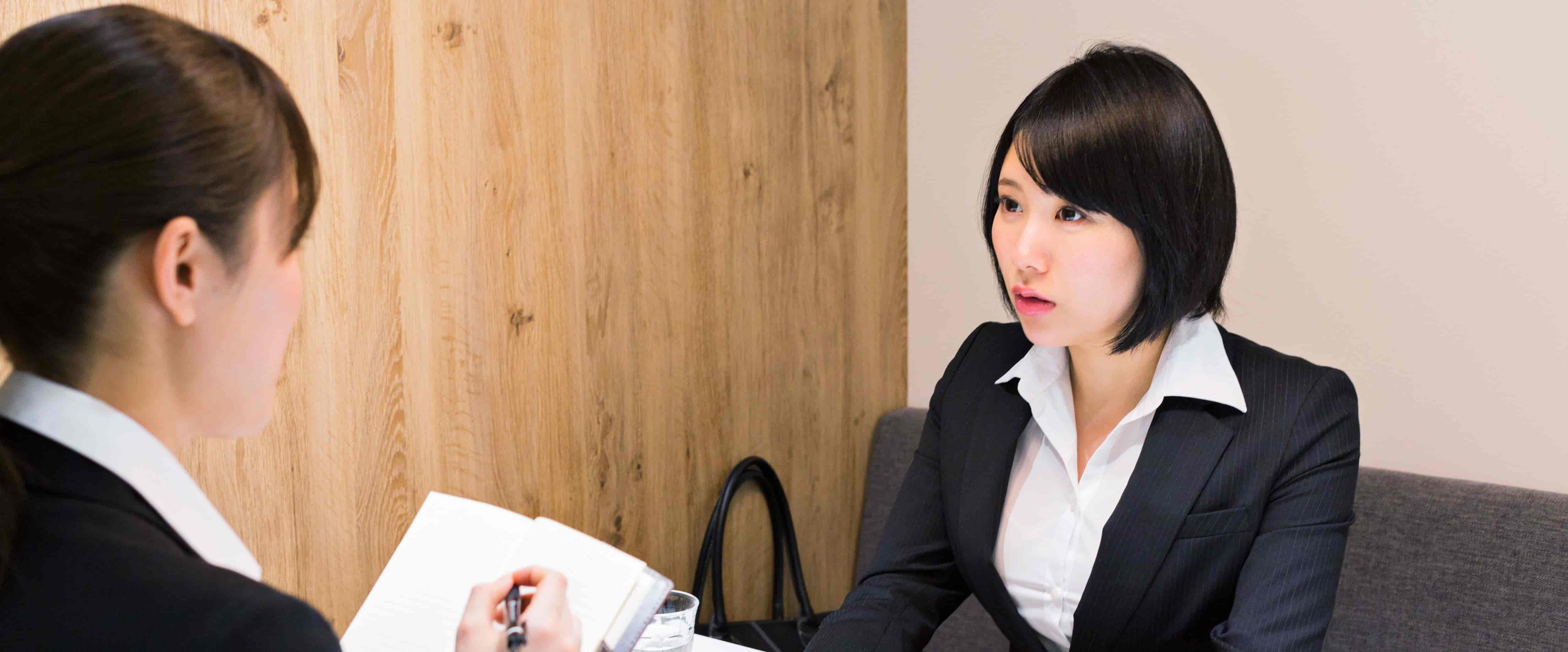 OBOG訪問をして会話している学生と先輩の写真